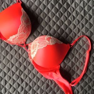 Victoria’s Secret Bombshell Plunge Push-Up Bra 32A